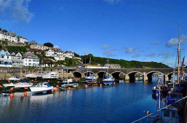 A picture showing the iconic bridge in Looe, England