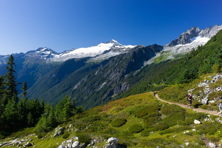 A picture showing people trekking through the cascade pass