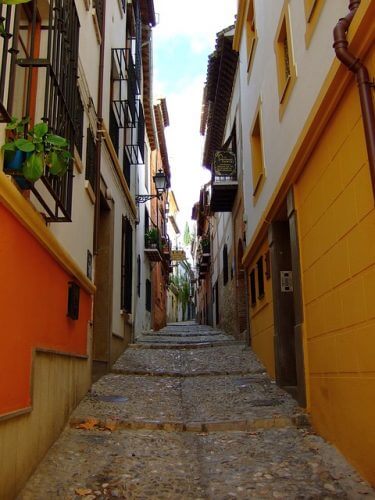 A picture of a steep street in Granada
