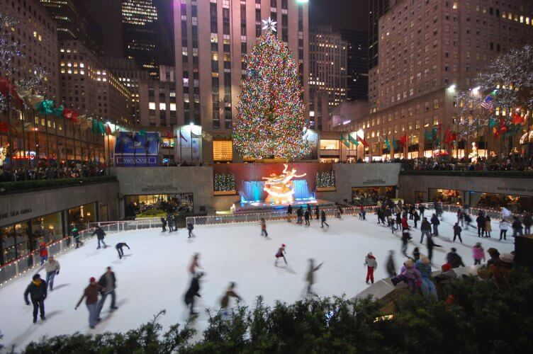 The skaiting rink and christmas tree in the Rockefeller centre in new york