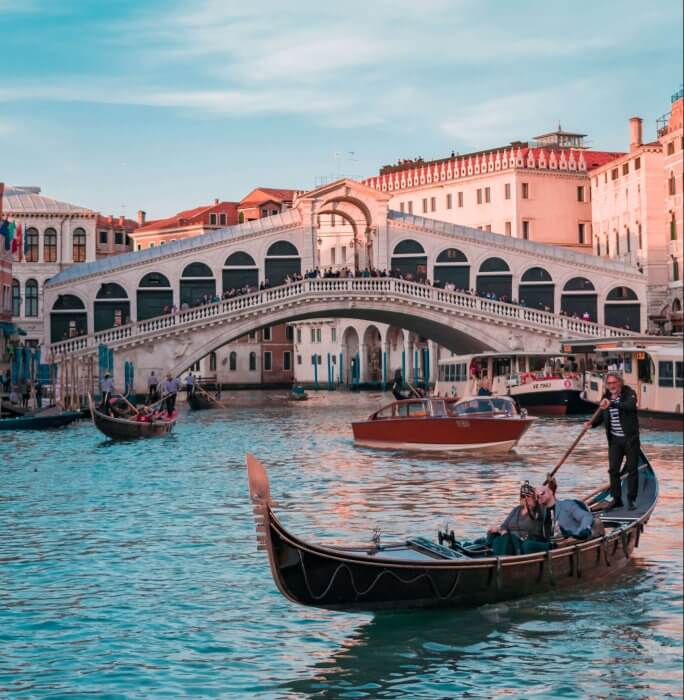 A picture of the Rialto bridge in Venezia italy